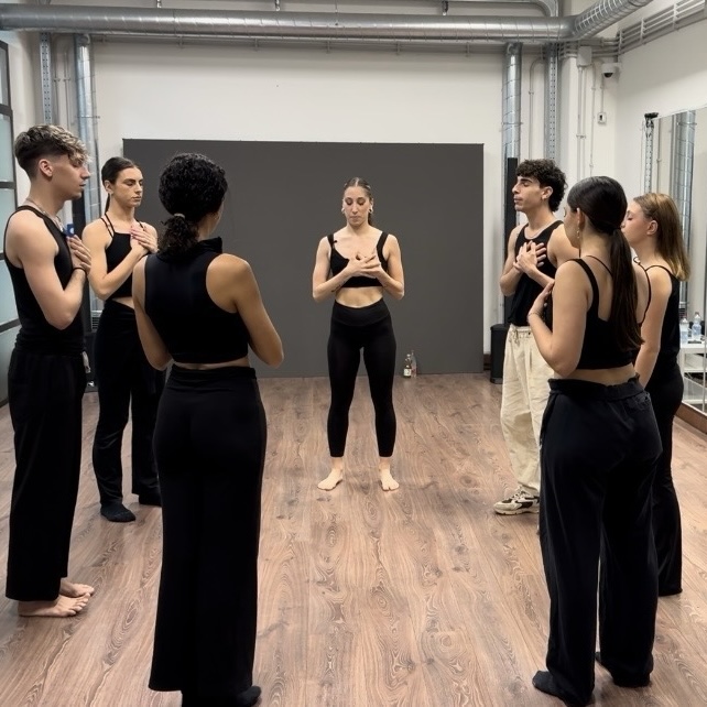 Il gruppo di Divino Amore raccolto in cerchio con le mani sul cuore